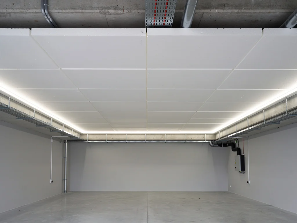 Plafond de garage isolé par panneaux rigides collés sous la dalle